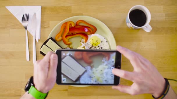 Mãos masculinas atirando em uma omeleta com um tablet — Vídeo de Stock