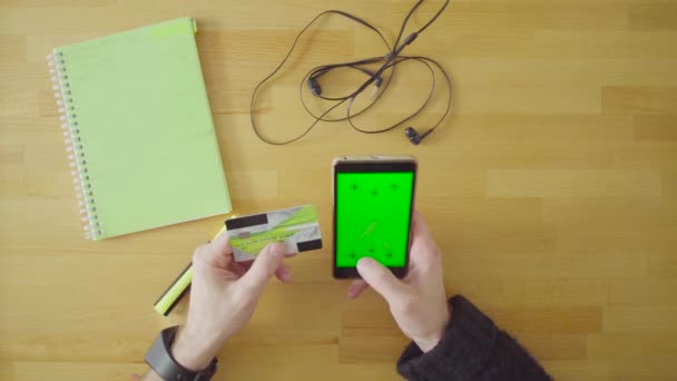 Mains masculines payant une carte dans le smartphone 