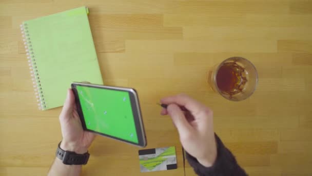 Les mains masculines collent les écouteurs dans la tablette 