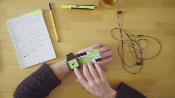 Mains masculines payant une carte dans la montre intelligente — Video