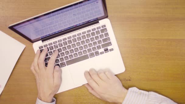 Male hands on keyboard of laptop — Stock Video