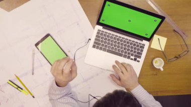 Dizüstü ve tablet ile masada Yeşil perde