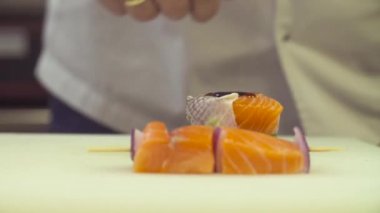 Elinde Şef dökülen sosu ve balık tuz