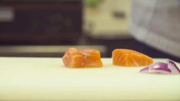 Manos de chef cortando pescado — Vídeos de Stock