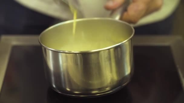 Handen mengen de voorbereiding van de saus in een pan — Stockvideo