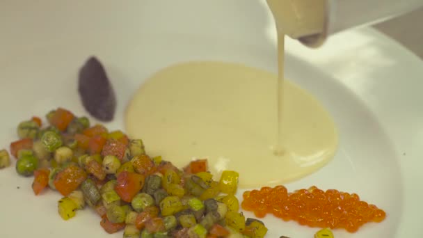 Manos de chef vertiendo salsa en el plato — Vídeo de stock