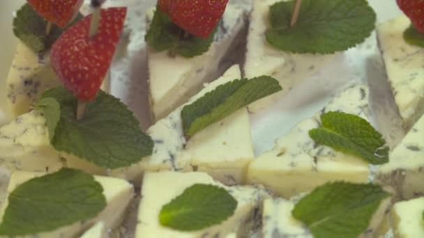 Pieces of cheese with sliced strawberries — Stock Video