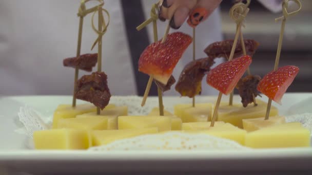 Pedaços de queijo com morangos fatiados — Vídeo de Stock