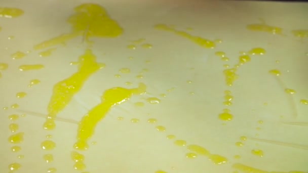 Шеф-повар наливает масло из теста — стоковое видео