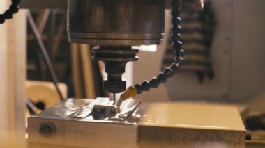 CNC freze makinesi ile iş yerinde soğutma suyu