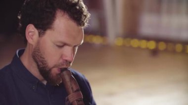 Etnik flüt çalmaya müzisyen portresi