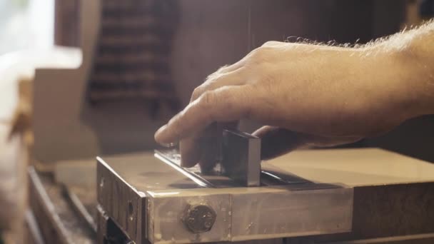 Фрезерный станок с ЧПУ с водяным охлаждением на работе — стоковое видео