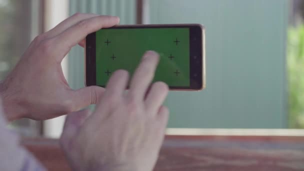 Smartphone de mano masculino con pantalla verde — Vídeos de Stock