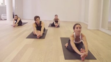Yoga sınıfı. İnsanlar yoga egzersizleri yapıyor