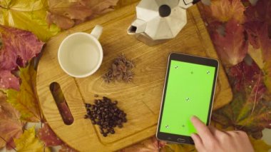 Sonbahar natürmort. Chroma anahtar tablet ve kahve