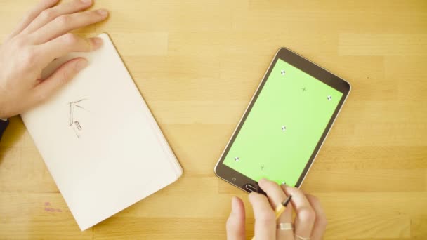 Écran vert. Mains masculines faisant défiler une tablette 