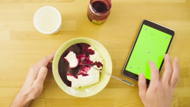 Prima colazione e croma tablet chiave — Video Stock