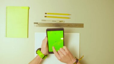 Yeşil ekran. Erkek bir tablet yazarak eller