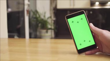 Erkek el smartphone içinde bir kartı ödeme