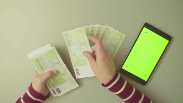 Groen scherm. Vrouwelijke handen tellen geld — Stockvideo