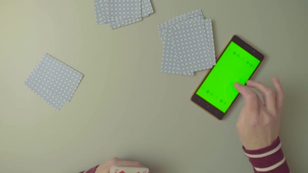 Zelená obrazovka. Ženské ruce s hrací karty — Stock video