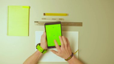 Yeşil ekran. Erkek bir tablet yazarak eller