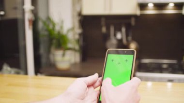 Erkek el smartphone içinde bir kartı ödeme