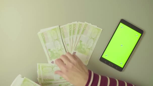 Groen scherm. Vrouwelijke handen tellen geld — Stockvideo