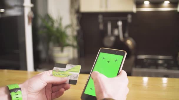 Männliche Hände bezahlen mit Karte im Smartphone — Stockvideo