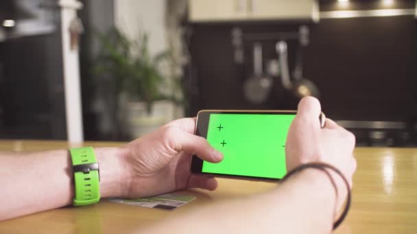 Mains masculines payant une carte dans le smartphone — Video