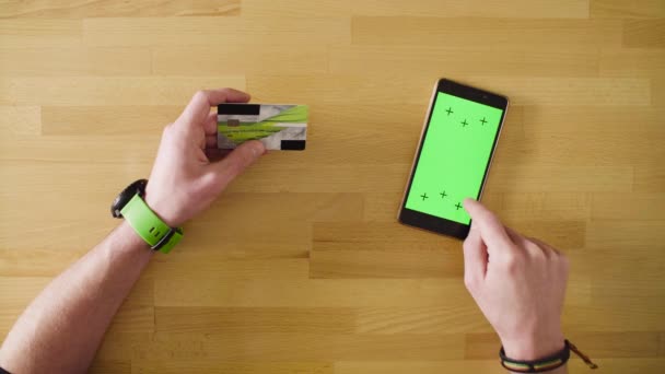 Manliga händer betalar ett kort i din smartphone — Stockvideo