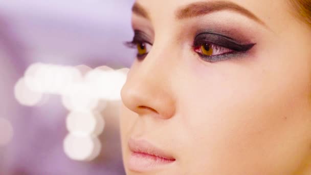 Retrato de mujer joven en el estudio de maquillaje — Vídeos de Stock