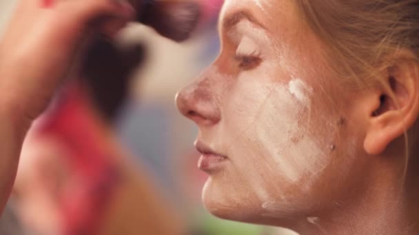 Maskenbildnerin zeichnet auf das Gesicht der Models — Stockvideo