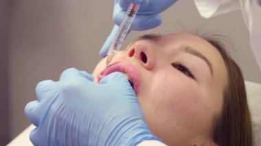 Dudak büyütme operasyonu sırasında hastanın yüz