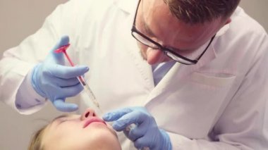 Erkek doktor dudak büyütme yapıyor
