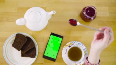 Yeşil ekran. Erkek kaydırma akıllı telefon eller