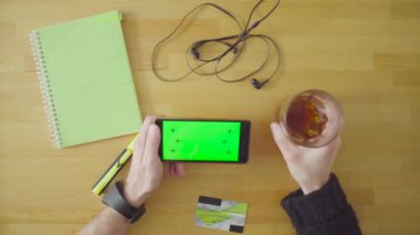 Erkek el smartphone içinde bir kartı ödeme