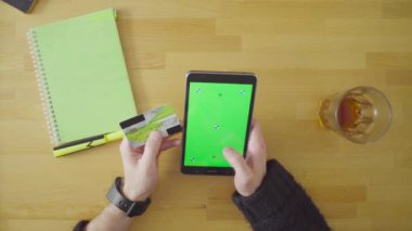 Erkek el tablet bir kartı ödeme