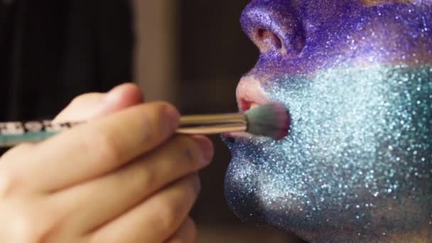 Cara de arte. La pintura de maquillador — Vídeo de stock