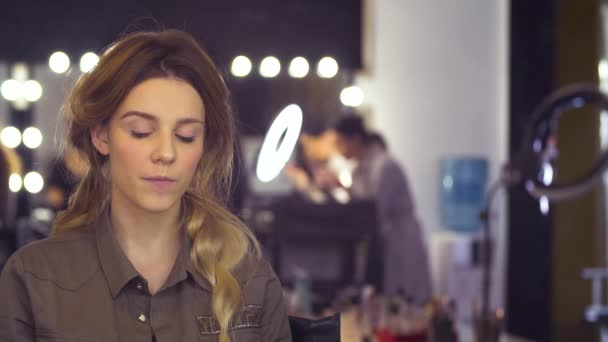 O artista de maquiagem corrigindo a forma da sobrancelha — Vídeo de Stock