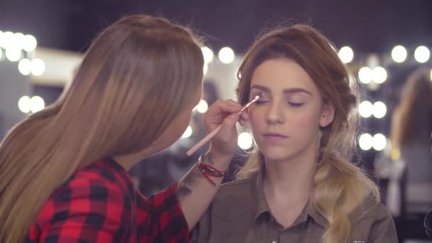 Den makeupartist korrigera formen av ögonbryn — Stockvideo