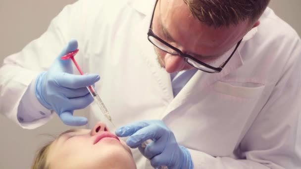 Médico masculino fazendo aumento labial — Vídeo de Stock