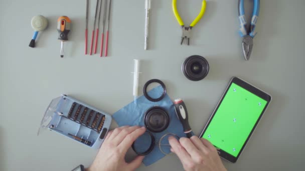 Зеленый экран. Мужские руки для ремонта фотообъектива — стоковое видео