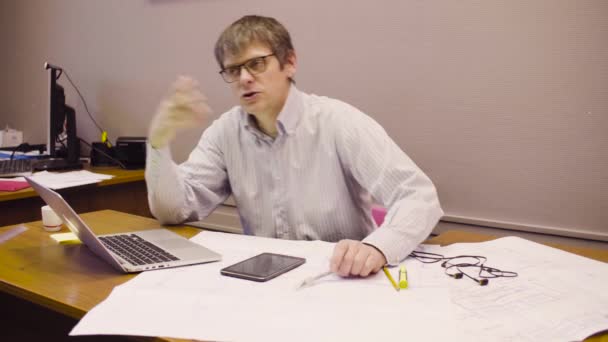 Portrait of man sitting at a desk in the office — Stock Video