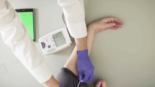 Doktor měření krevního tlaku starší ženy — Stock video