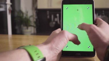 Erkek el tablet bir kartı ödeme