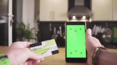 Erkek el smartphone içinde bir kartı ödeme