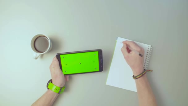 Green Screen. Männliche Hände blättern an einem Tablet — Stockvideo