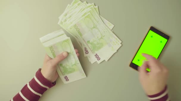 Groen scherm. Vrouwelijke handen tellen geld — Stockvideo