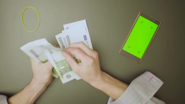 Groen scherm. Mannelijke handen tellen geld — Stockvideo